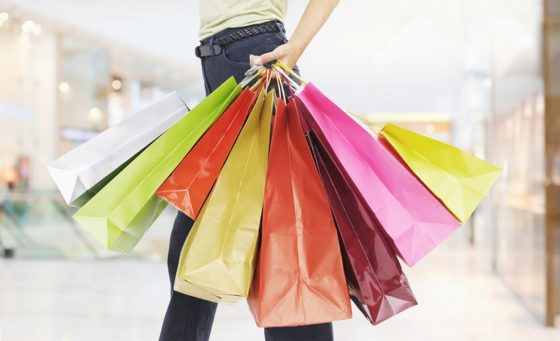 Visitas, vendas e faturamento de lojas físicas e shoppings aumentam em outubro