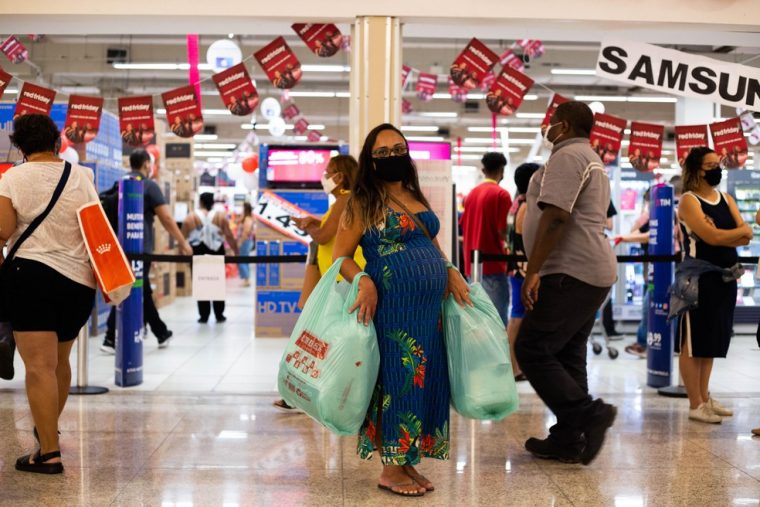 Lojistas de shopping migram para a rua em busca de custos menores